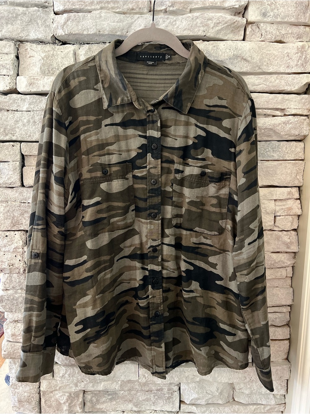 Sanctuary Boyfriend Camo Button-Down Shirt in Olive and Black Size M